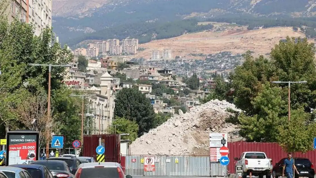 'Saçma binanın enkazı da dert oldu'