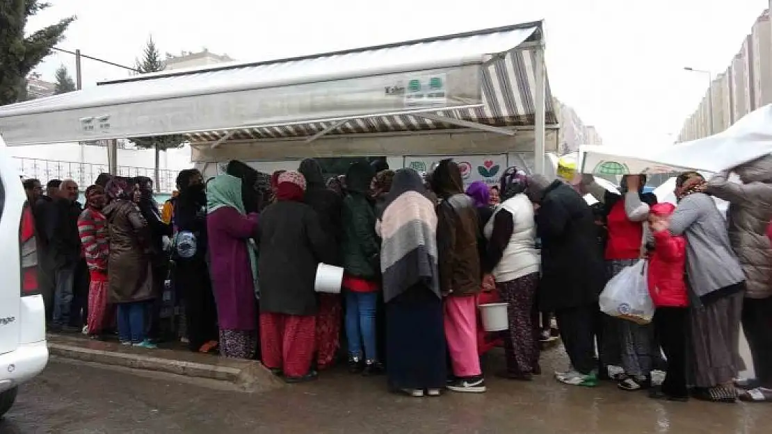 'Sağanak yağmur depremzedelere zor anlar yaşattı'