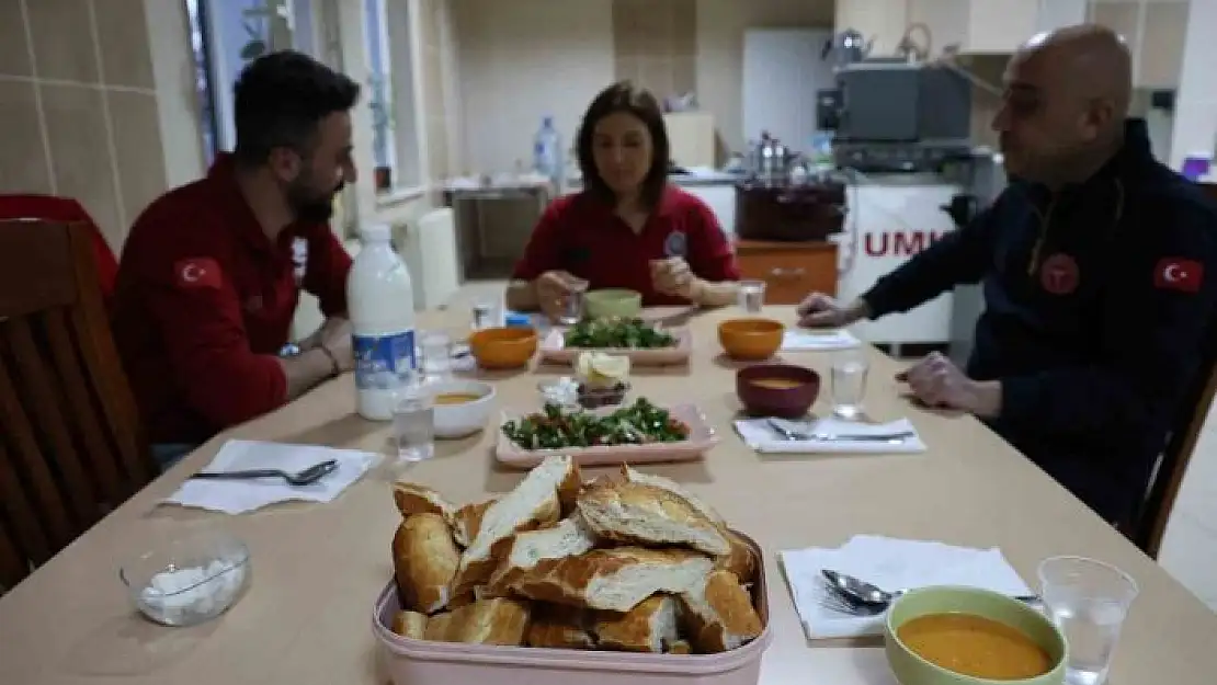 'Sağlık çalışanları ilk iftarlarını görev başında yaptı'