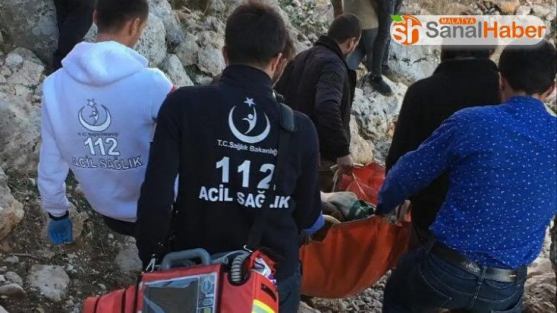 Sağlık ekipleri, dağ başında hastayı 4 kilometre taşıdı