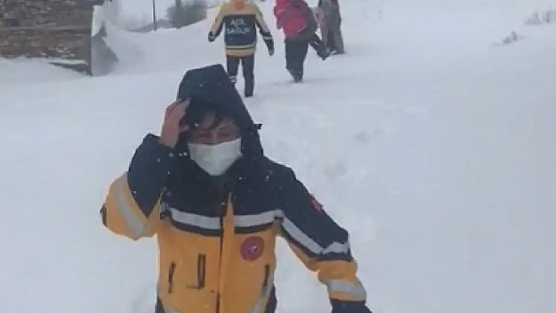 'Sağlık personeli karda mahsur kalan hasta çocuğu kucağında böyle taşıdı'