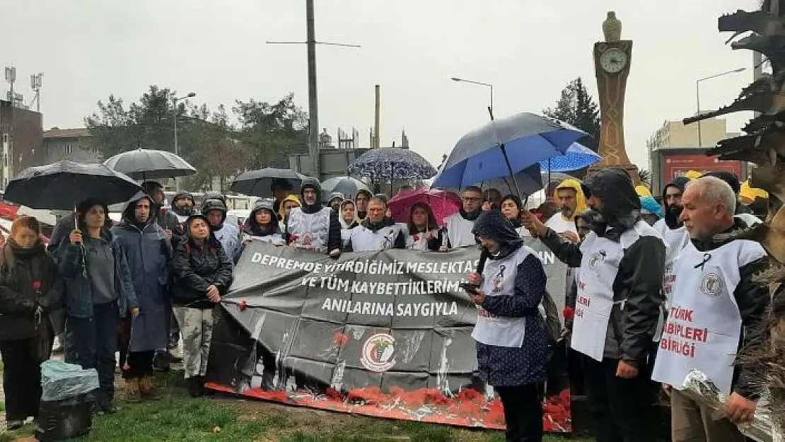 'Sağlıkçılardan depremin sembolü saat kulesine karanfil'