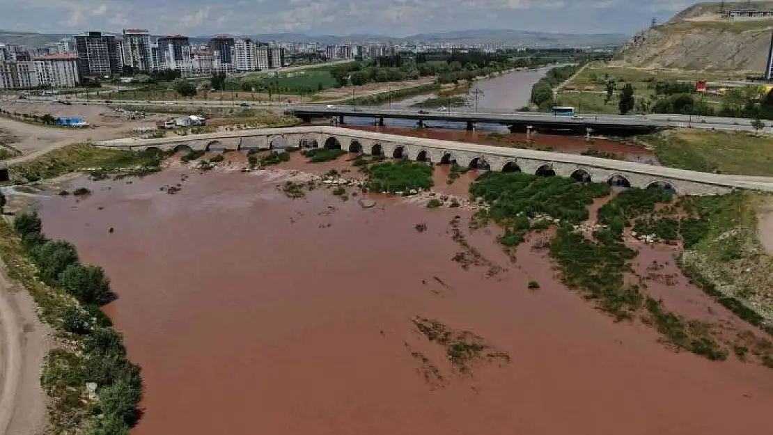 'Sağnak yağışlar Kızılırmağı kızıla bürüdü'