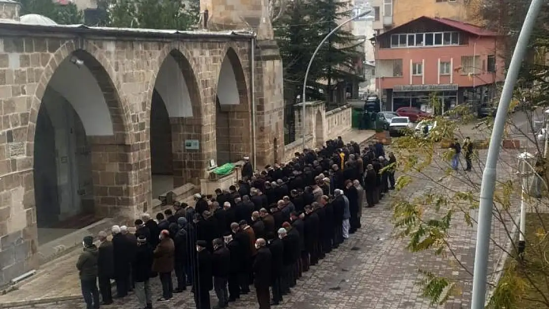 'Sahte içkiden ölen emekli öğretmenin cenazesi defnedildi'