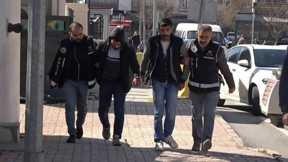 'Sahte polisler dolandırıcılık yaparken gerçek polislere yakalandı'