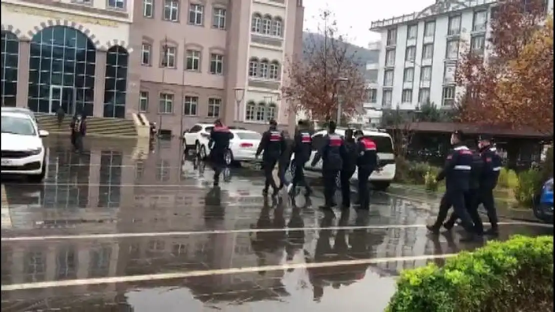 'Sahte polisler jandarmaya yakalandı'