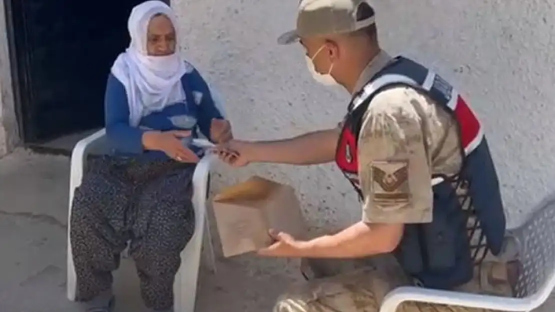 'Sahte polislere kaptırdığı para ve altınları bulunan nine ''jandarmaya'' dua etti'
