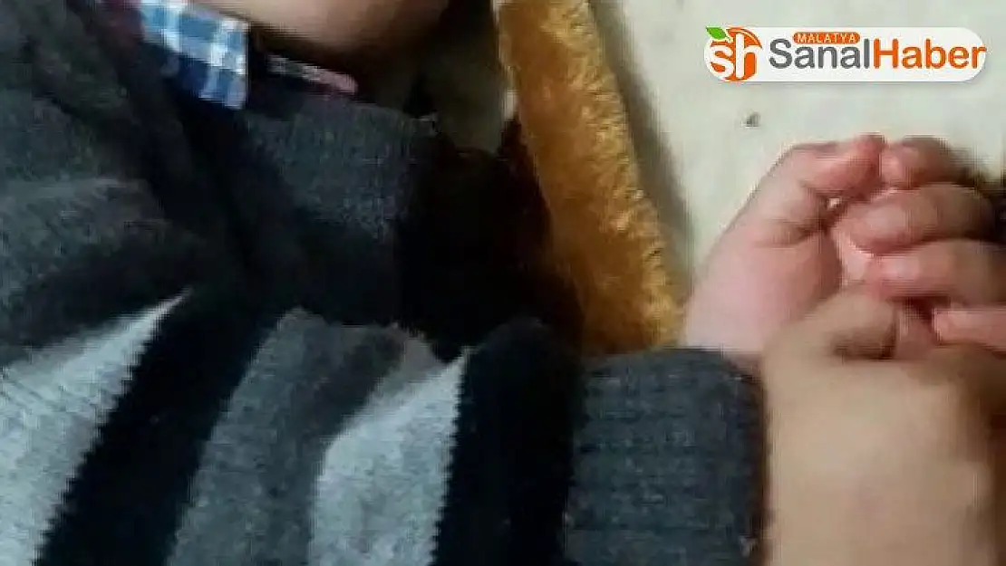 Malatya'da sahur için uyanan çocuğun uykuyla imtihanı