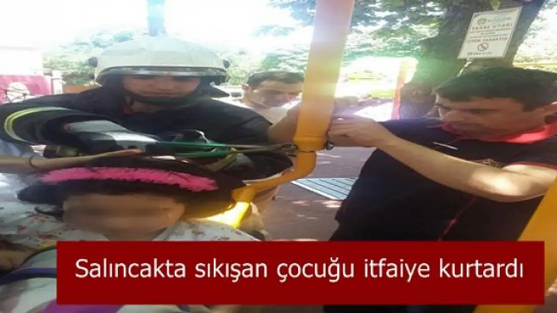 Salıncakta sıkışan çocuğu itfaiye kurtardı