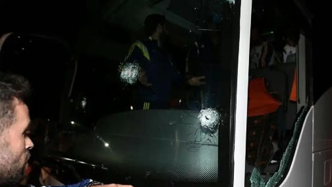 FENERBAHÇE TAKIM OTOBÜSÜNE SALDIRI