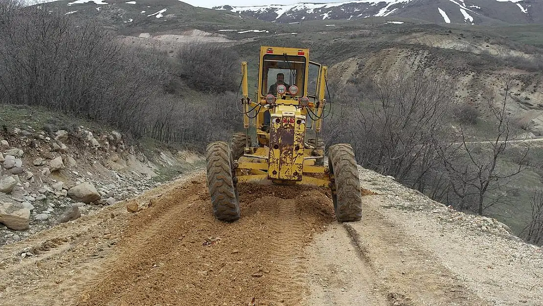 TAŞDİBEK´TE YOL ÇALIŞMASI