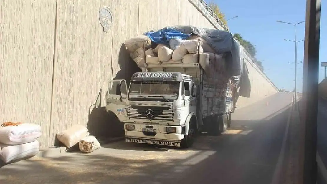 'Saman yüklü kamyon alt geçide takıldı, yola savrulan çuvallar trafiği kilitledi'