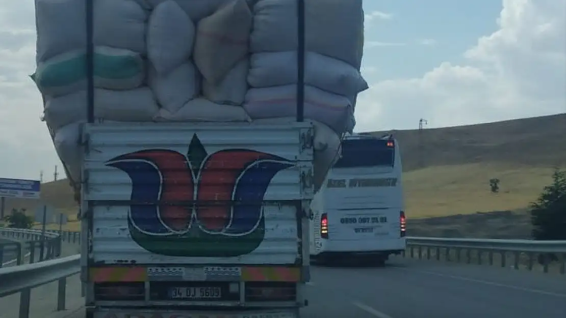 'Saman yüklü kamyonlar  kazalara davetiye çıkarıyor'