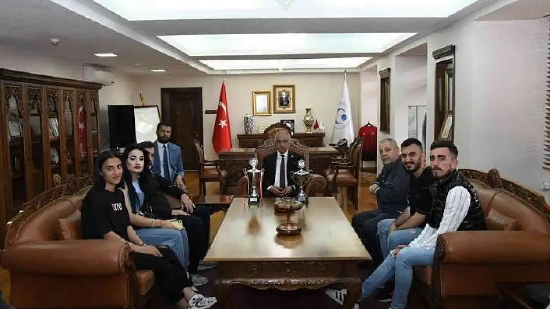 'Şampiyon sporcular Rektör Turgut ile bir araya geldi'