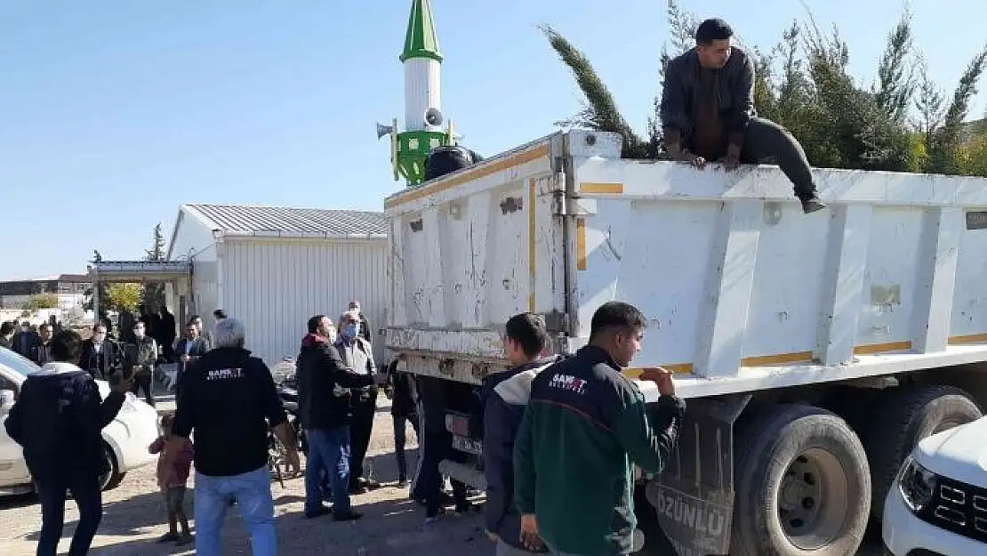 'Samsat´ta cami cemaatine fidan dağıtıldı'