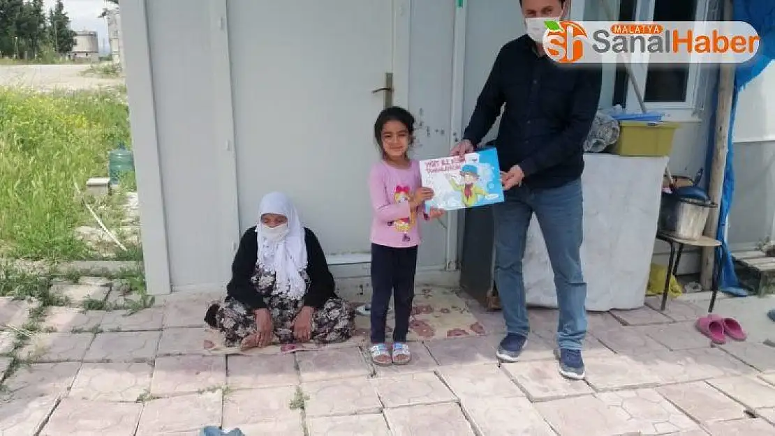 Samsat'ta evde kalan çocuklara kitap dağıtıldı