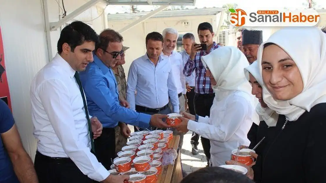 Samsat'ta öğrenciler aşure programı düzenledi