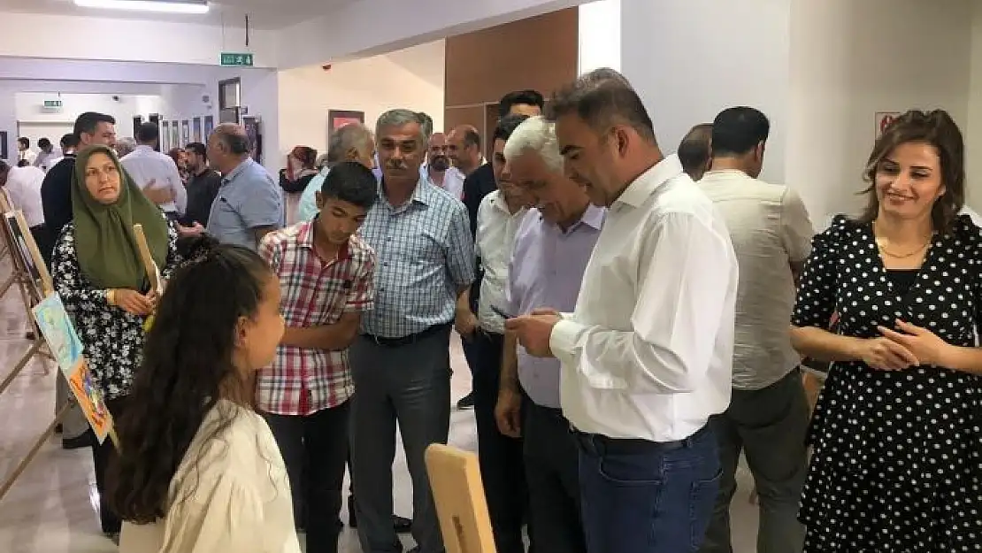 'Samsat´ta öğrenciler yaptıkları resimleri sergiledi'