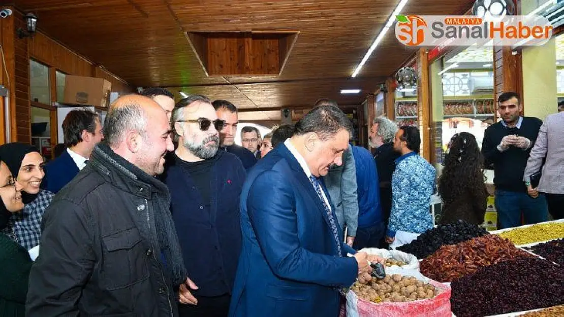 Sanatçılar kayısı pazarında