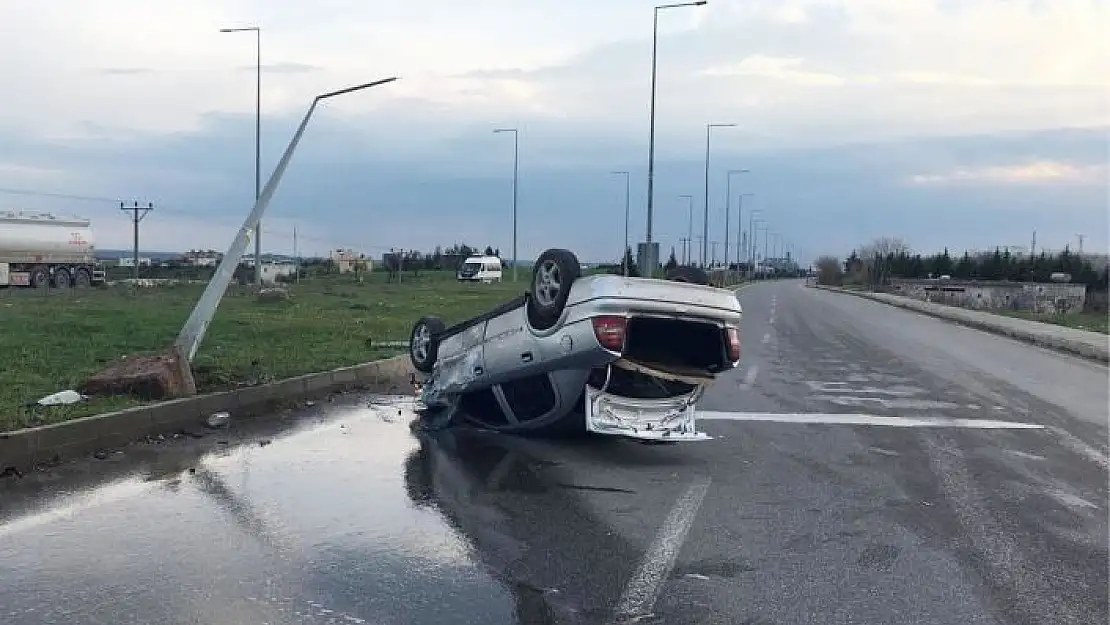 'Sanayi kavşağında çarpışan iki araçtan biri takla attı: 2 yaralı'