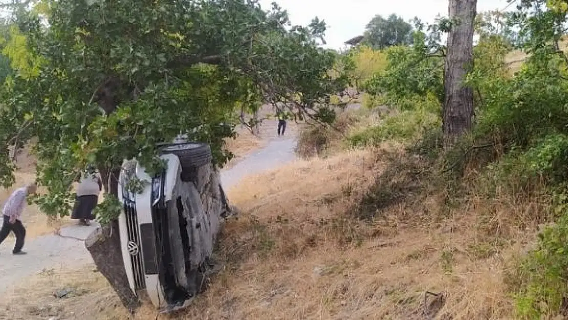 'Şarampole yuvarlanan araçtaki 3 kişiyi itfaiye kurtardı'