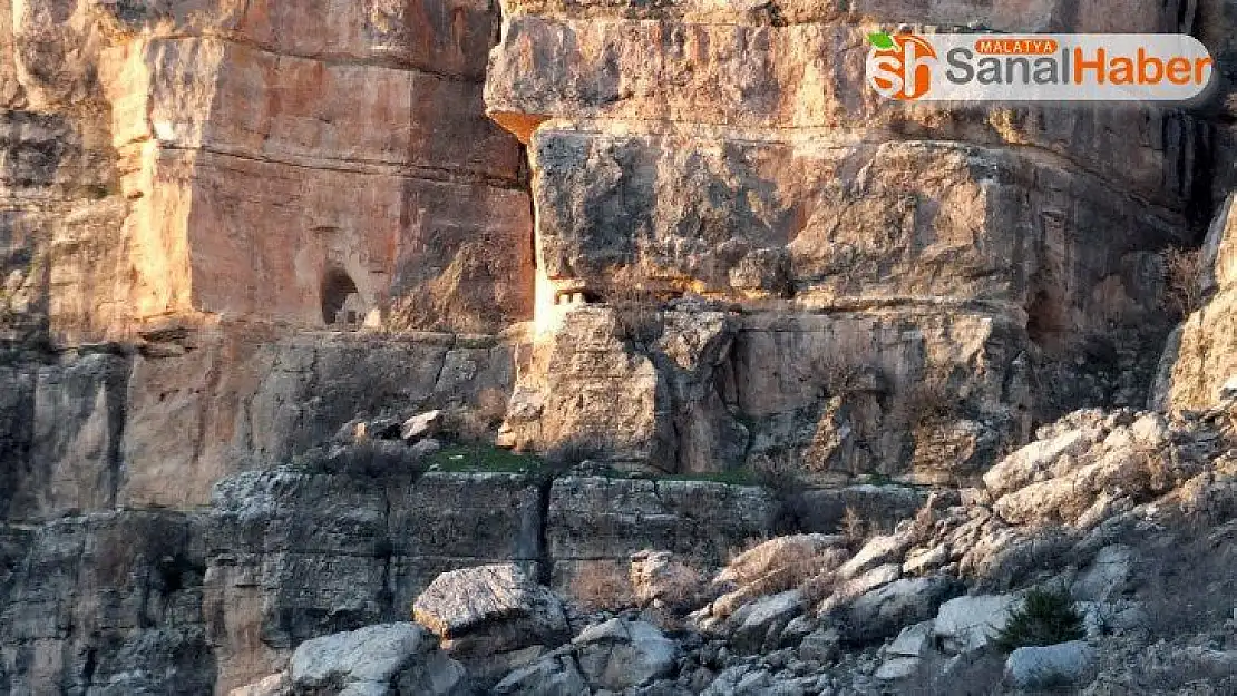 Sarp kayalıklarda dini yapı
