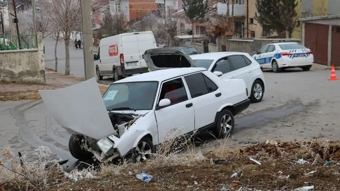 'Satılığa çıkardığı otomobil ile kaza yaptı, yaralandı'