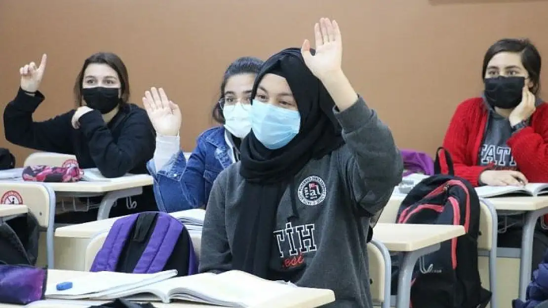 'Savaştan kaçan Hakime, Türkiye´de okulunun birincisi oldu'