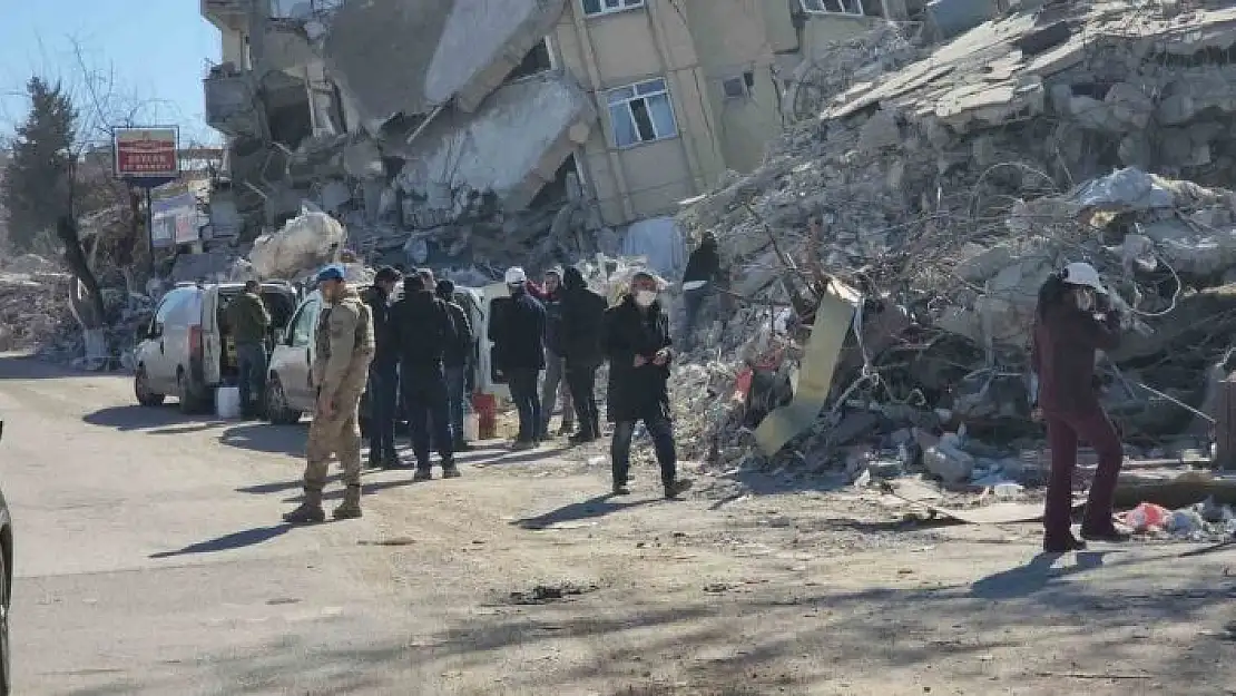 'Savcıların gözetiminde yıkılan binalardan karot ve demir örnekleri alınıyor'