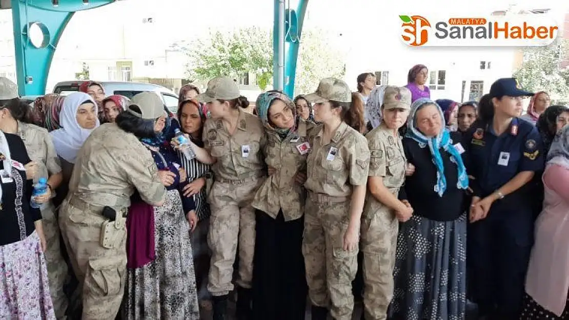 Şehidin eşi, şehit Yanık'ı üniformayla karşıladı