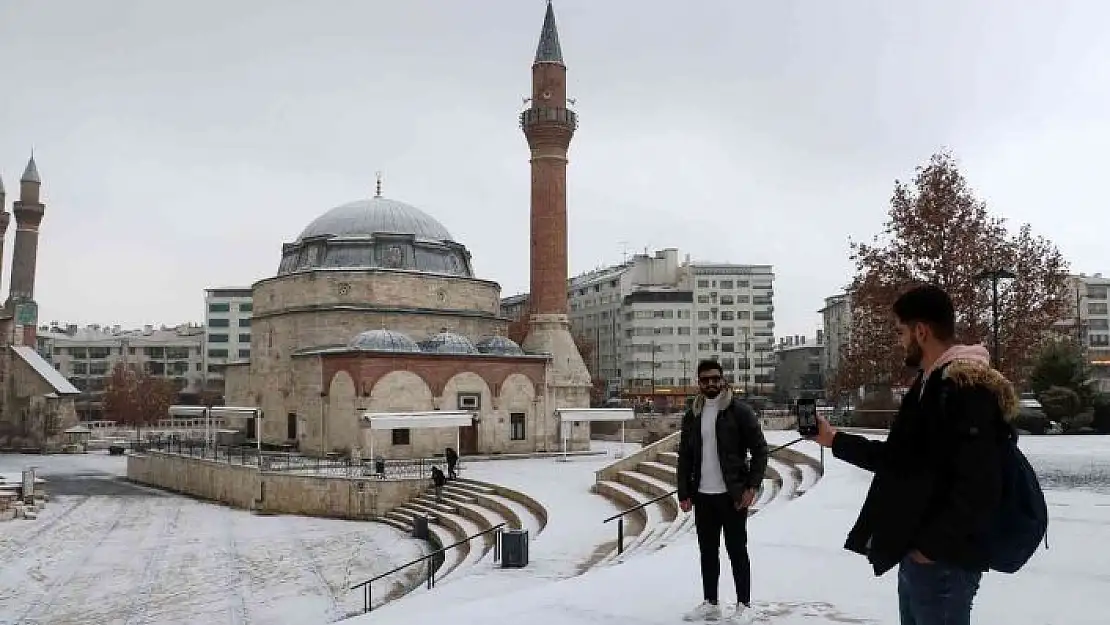 'Şehir merkezine mevsimin ilk karı düştü'