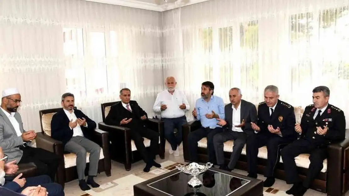 'Şehit ailelerini evinde ziyaret etti'
