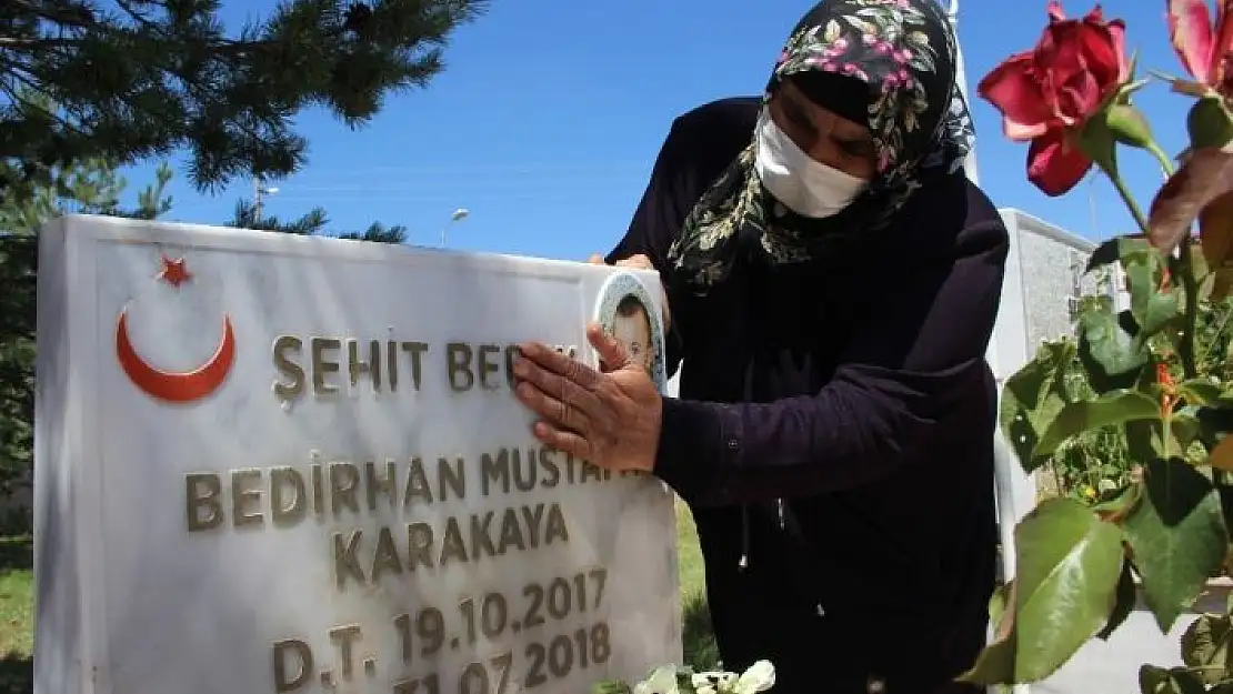 'Şehit Bedirhan bebek ve annesi mezarı başında anıldı'