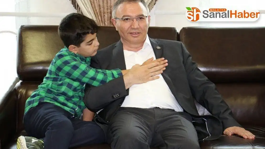 Şehit çocuğu, kirvesi Emniyet Müdürü Cangül'ü uğurladı