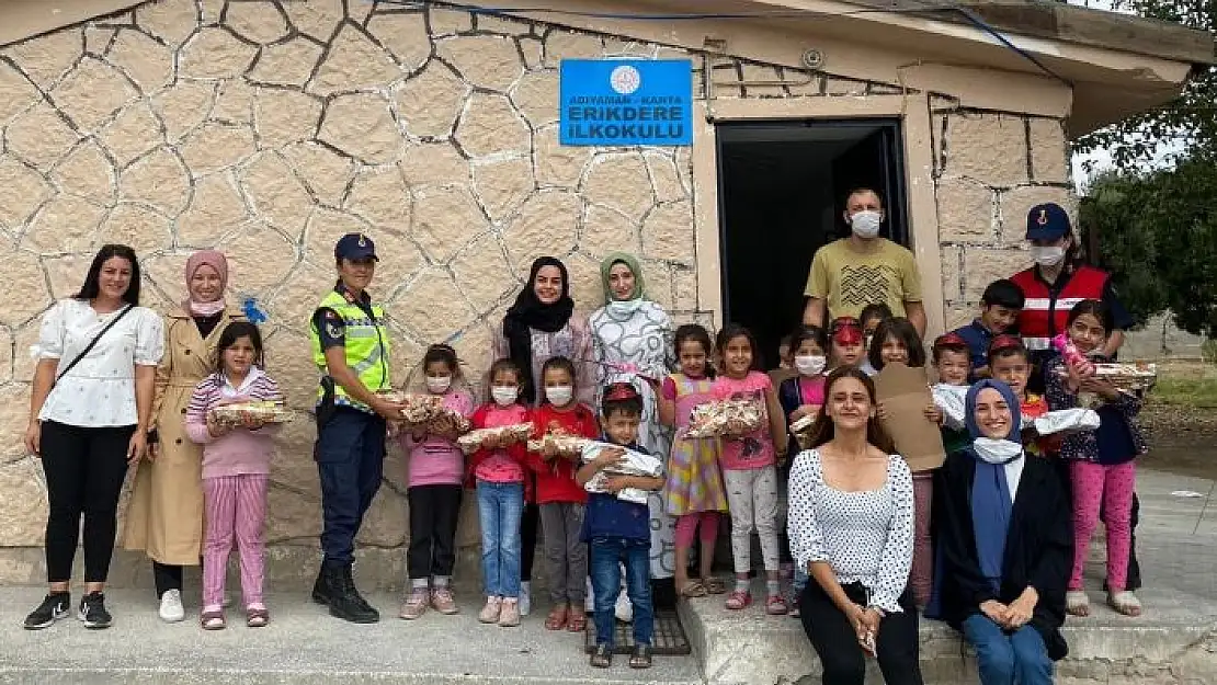 'Şehit eşi ve gençlerden köy okulu öğrencilerine yardım'