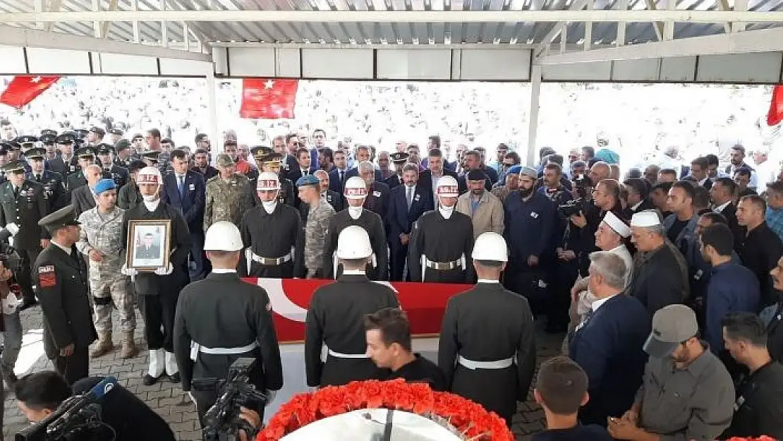 'Şehit Uzman Çavuş memleketi Adıyaman´da gözyaşlarıyla toprağa verildi'