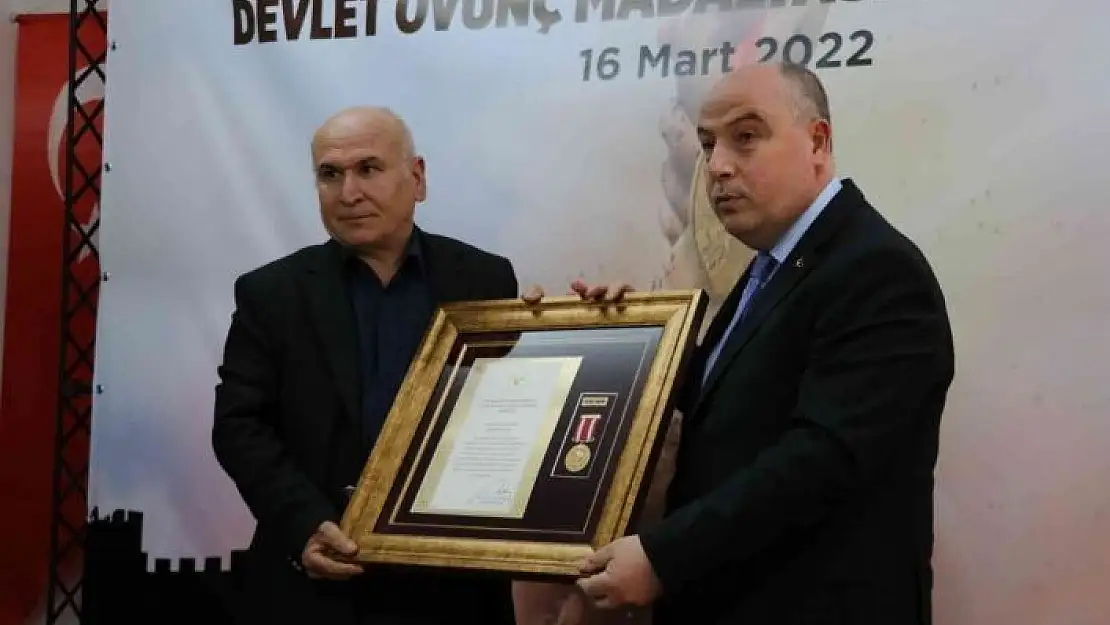 'Şehit yakınlarına ve gazilere devlet övünç madalyası verildi'