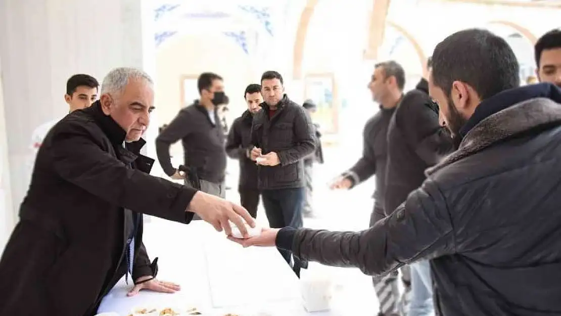 'Şehitler anısına helva dağıtıldı'