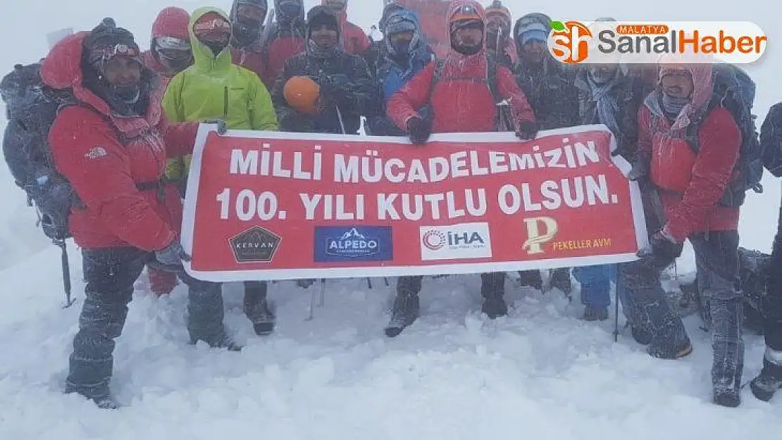 Şehitleri 3 bin 54 metrede andılar