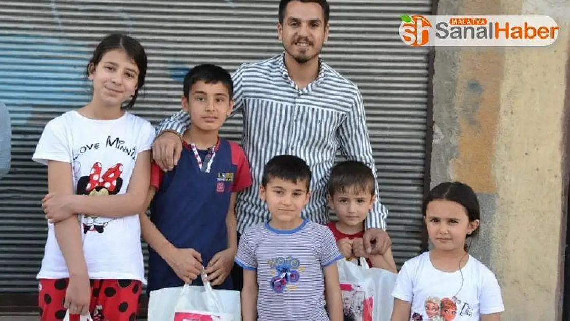 Şehitlerin anısına çocuklara bayramlık hediye ettiler