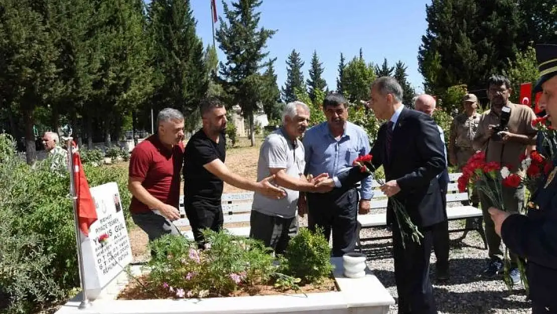 'Şehitlerin kabrine karanfil bırakıldı'