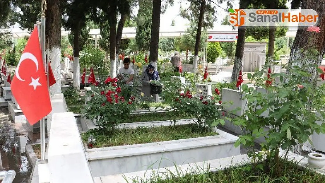 Şehitlikte duygusal ziyaret