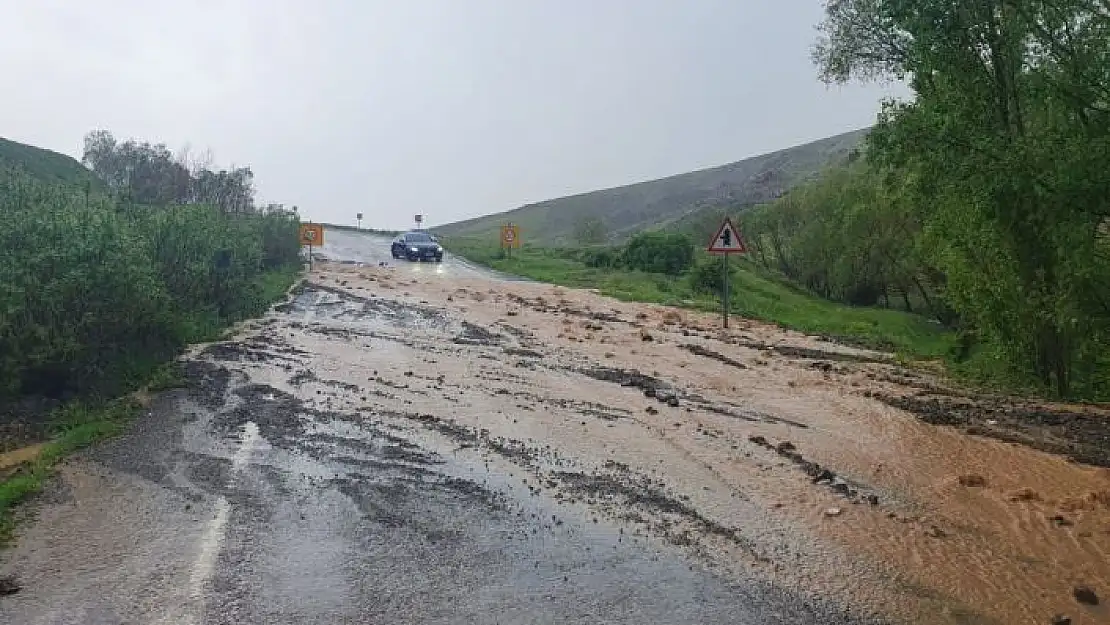 'Sel kısmen yolu trafiğe kapattı'