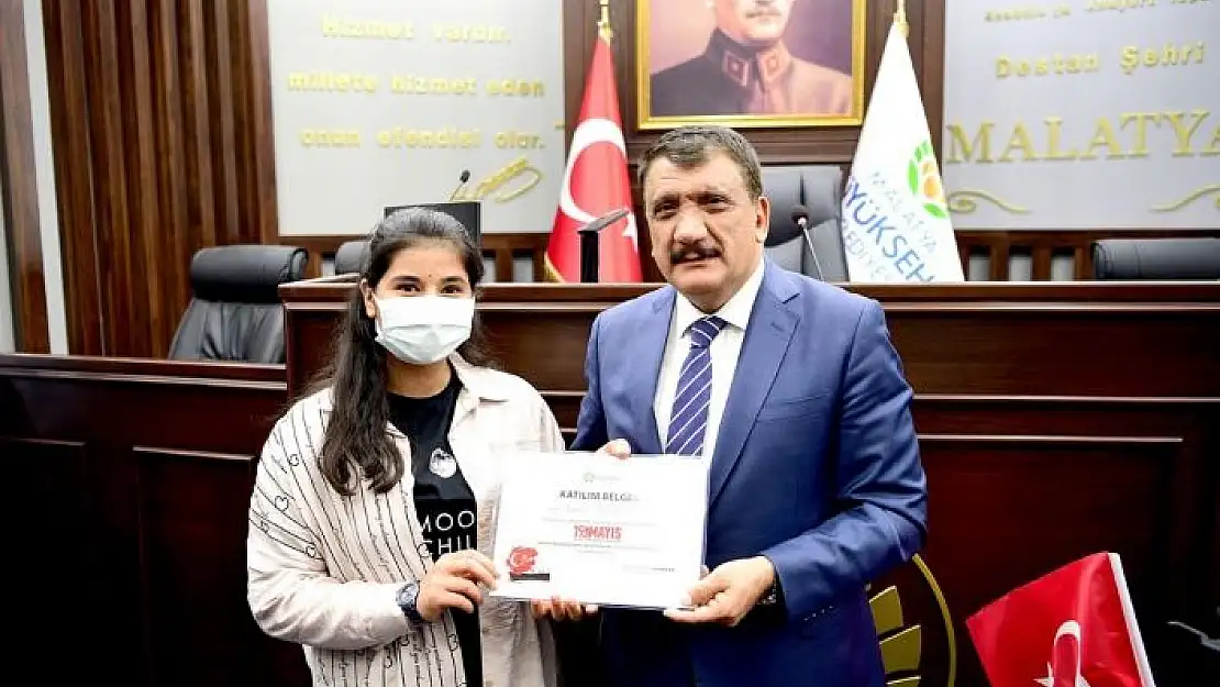 'Selahattin Gürkan, dereceye giren öğrencilere ödüllerini verdi'