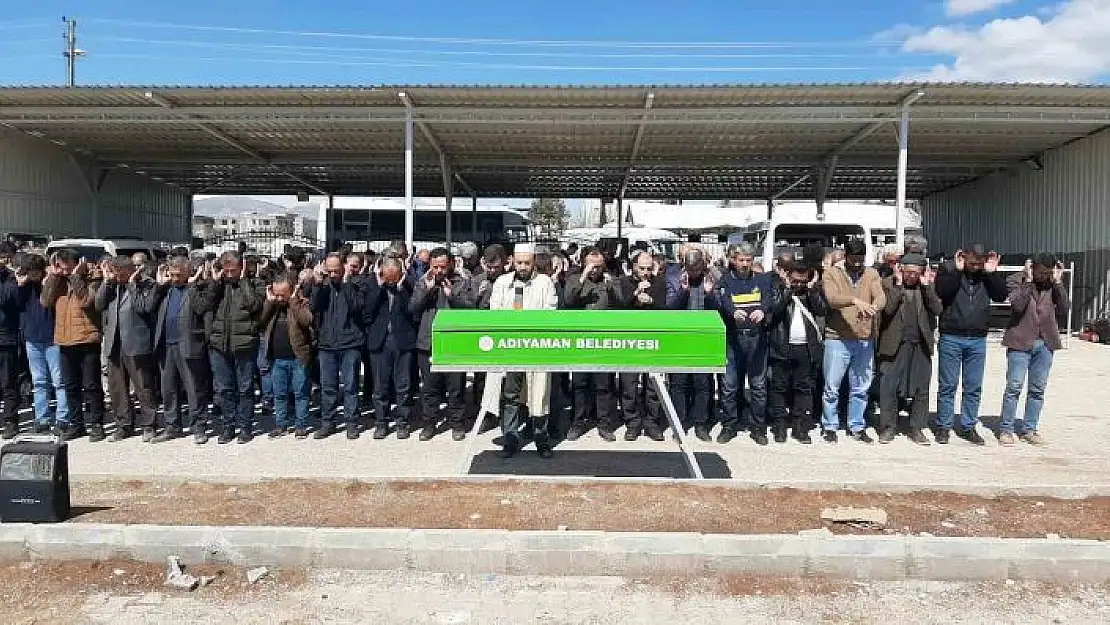 'Selde hayatını kaybeden minik Zeynep annesinin yanına defnedildi'