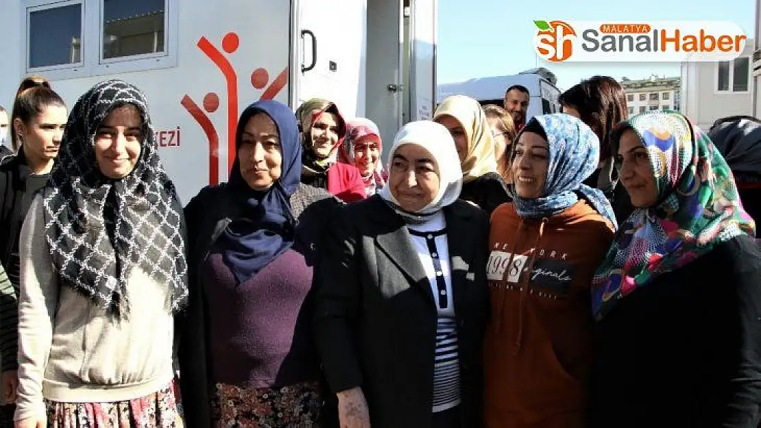 Semiha Yıldırım, Elazığ'da depremzedeleri ziyaret etti