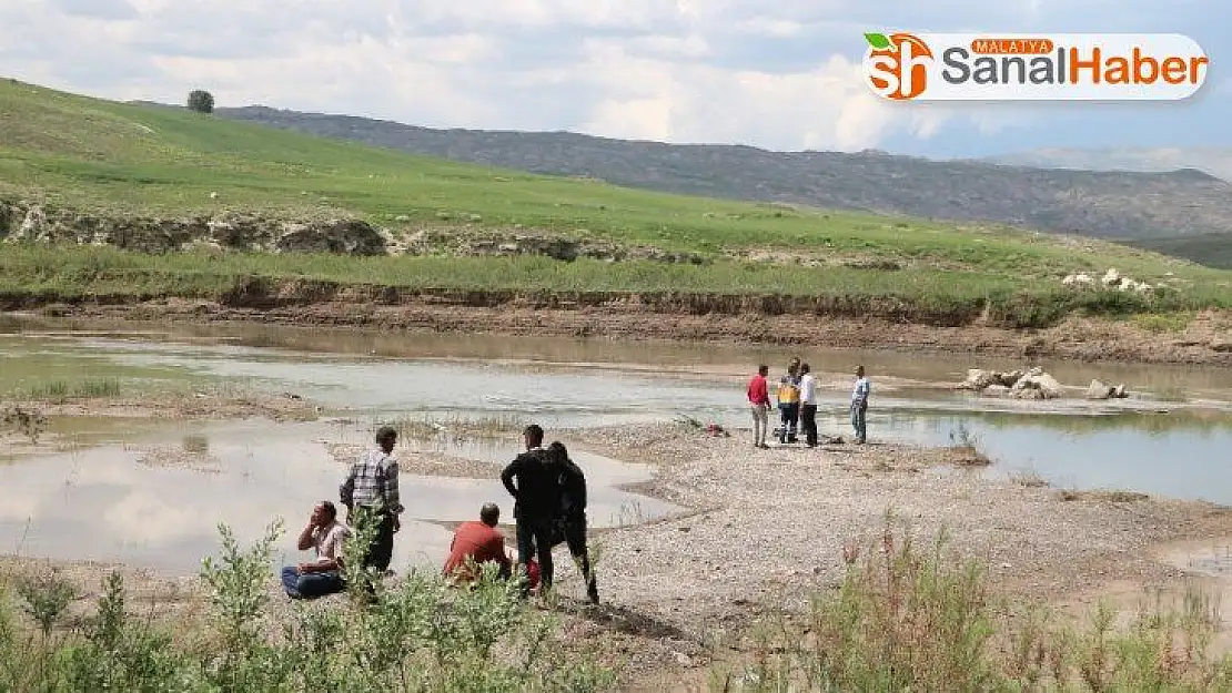 Serinlemek için Kızılırmak'a giren çocuklardan haber alınamıyor