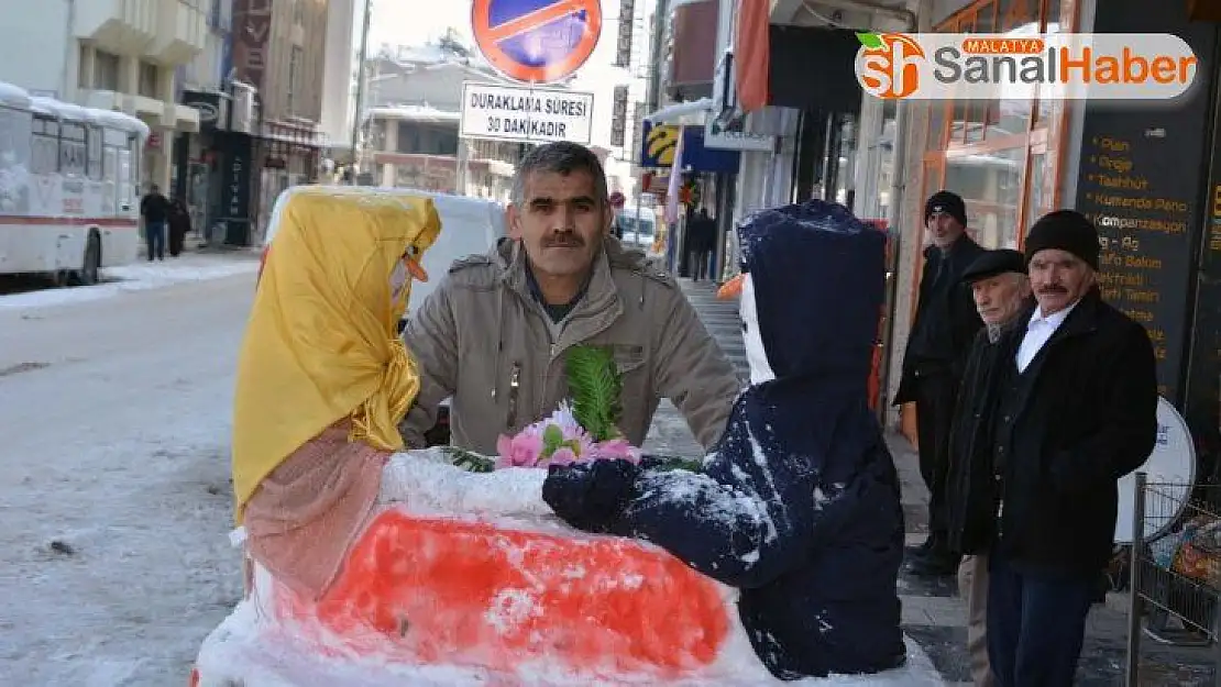 Sevgililer Günü'ne özel kardan sevgili yaptılar