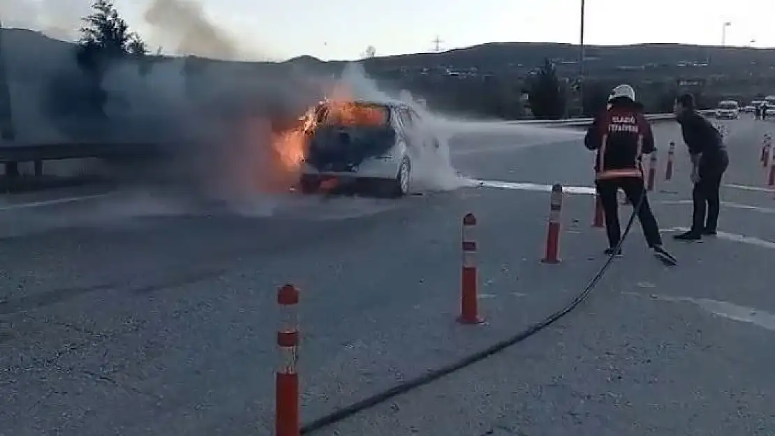 'Seyir halindeki araç alev topuna döndü'