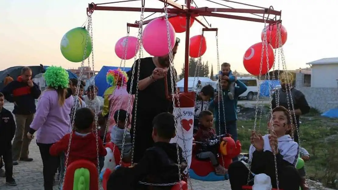 'Seyyar salıncakla eğlenen depremzede çocukların mutluluğu gözlerinden okundu'